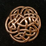 Vikinge broche i bronze - Keltisk flet "Evigheden", fletværk, vikingesmykker, vikinge, danefæ, fund, museums smykker, museumssmykker, kopismykker, ribe, danmarks ældste by, nordisk, mytologi, mythology, biti, thor, mjølner, fenris, freja, odin, frigg, frej, ydun, idun, sleipner,Bronze Vikingebroche - Keltisk flet Evigheden,
