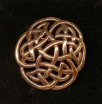 Vikinge broche i bronze - Keltisk flet "Evigheden", fletværk, vikingesmykker, vikinge, danefæ, fund, museums smykker, museumssmykker, kopismykker, ribe, danmarks ældste by, nordisk, mytologi, mythology, biti, thor, mjølner, fenris, freja, odin, frigg, frej, ydun, idun, sleipner