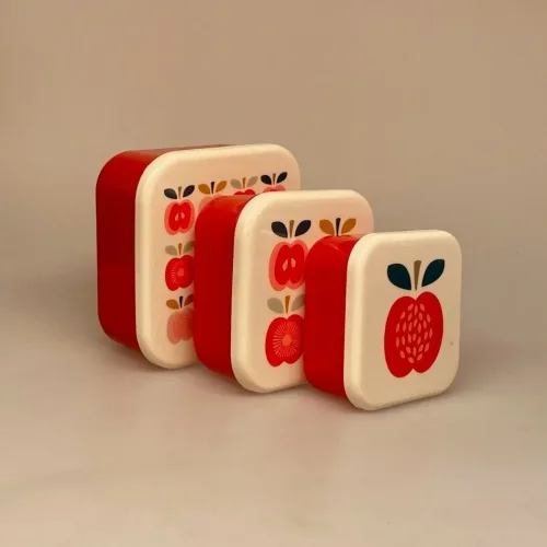 Madkasse sæt/3 bokse - Røde æbler, plastbokse, madkasse, madkasser, snacks, snackboks, mellemmåltid, frugtpose, frugtboks, børnehave, vuggestue, til børn, arbejde, madpakke, gnavegrønt, biti, æble, æbler, æblemotiv, røde, glade, flotte, smarte, specielle, gaveide, skolestart, førskole,