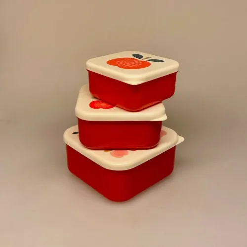 Madkasse sæt/3 bokse - Røde æbler, plastbokse, madkasse, madkasser, snacks, snackboks, mellemmåltid, frugtpose, frugtboks, børnehave, vuggestue, til børn, arbejde, madpakke, gnavegrønt, biti, æble, æbler, æblemotiv, røde, glade, flotte, smarte, specielle, gaveide, skolestart, førskole,