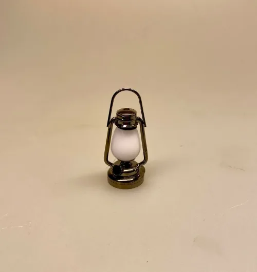 miniature Lygte sølv der kan lyse, batteri, mini, minilygte, staldlygte, dukkehuslampe, lanterne, lygte, miniature, nisselygte, nisselanterne, staldlygte, nissebo, nissedør, nisserne, til nissen, lys i mørket, til, dukkehuset, dukkehusting, nisseting, biti, ribe