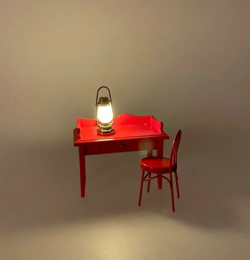 miniature Lygte sølv der kan lyse, batteri, mini, minilygte, staldlygte, dukkehuslampe, lanterne, lygte, miniature, nisselygte, nisselanterne, staldlygte, nissebo, nissedør, nisserne, til nissen, lys i mørket, til, dukkehuset, dukkehusting, nisseting, biti, ribe