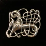 Vikingebroche i sølv - Ribe brochen "Kamp" Stor, broche, vikingesmykker, vikinger, useums, kopi, gamle, aser, mytologi, myter, ægte, kvalitet, oprindelig, gamle, dansk, gorm, thyra, odin, thor, freja, asgård, udgård, midgård, sølvbroche, ribe, biti