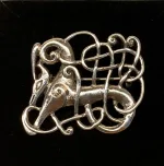 Vikingebroche i sølv - Ribe brochen "Kamp" Stor, broche, vikingesmykker, vikinger, useums, kopi, gamle, aser, mytologi, myter, ægte, kvalitet, oprindelig, gamle, dansk, gorm, thyra, odin, thor, freja, asgård, udgård, midgård, sølvbroche, ribe, biti