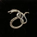 Vikingebroche i sølv - Slange med viklet hale "Midgårdsormen", museumssmykker, kopi, fund, udgravninger, evighed, ægte, original, broche, gave, gaveide, evig, for altid, vikingesmykker, biti, ribe, dronning, dagmar,