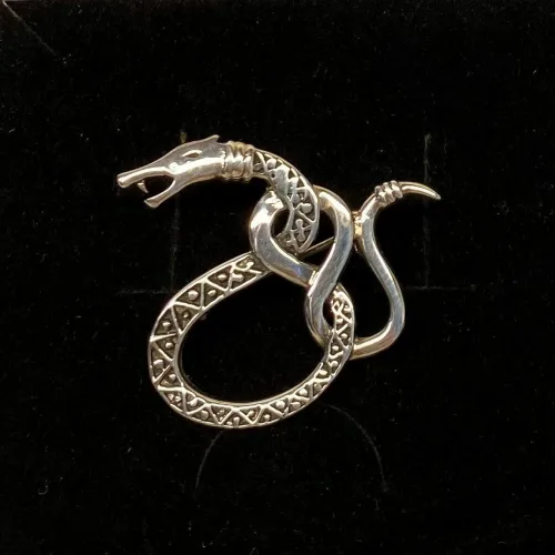 Vikingebroche i sølv - Slange med viklet hale "Midgårdsormen", museumssmykker, kopi, fund, udgravninger, evighed, ægte, original, broche, gave, gaveide, evig, for altid, vikingesmykker, biti, ribe, dronning, dagmar,