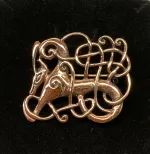 Vikingebroche i bronze - Ribe brochen - Kamp mellem - Vikingebroche i bronze - Ribe brochen "Kamp" Stor, museums, museumssmykker, broche, Ribe, Biti, smykke, det gode og det onde, godt og ondt, yin og yang, nål, vikingesmykker, vikingefund, udgravninger, kopi, vikingekopi, arkæologisk, nordiske, guder, smykker, gaveide, rollespil, specielt, interessant, fletværk,