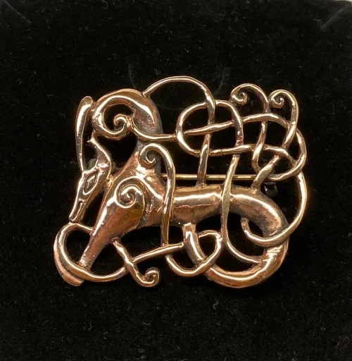 Vikingebroche i bronze - Ribe brochen - Kamp mellem - Vikingebroche i bronze - Ribe brochen "Kamp" Stor, museums, museumssmykker, broche, Ribe, Biti, smykke, det gode og det onde, godt og ondt, yin og yang, nål, vikingesmykker, vikingefund, udgravninger, kopi, vikingekopi, arkæologisk, nordiske, guder, smykker, gaveide, rollespil, specielt, interessant, fletværk,