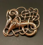 Vikingebroche i bronze - Ribe brochen - Kamp mellem - Vikingebroche i bronze - Ribe brochen "Kamp" Stor, museums, museumssmykker, broche, Ribe, Biti, smykke, det gode og det onde, godt og ondt, yin og yang, nål, vikingesmykker, vikingefund, udgravninger, kopi, vikingekopi, arkæologisk, nordiske, guder, smykker, gaveide, rollespil, specielt, interessant, fletværk,