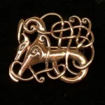 Vikingebroche i bronze - Ribe brochen - Kamp mellem - Vikingebroche i bronze - Ribe brochen "Kamp" Stor, museums, museumssmykker, broche, Ribe, Biti, smykke, det gode og det onde, godt og ondt, yin og yang, nål, vikingesmykker, vikingefund, udgravninger, kopi, vikingekopi, arkæologisk, nordiske, guder, smykker, gaveide, rollespil, specielt, interessant, fletværk,