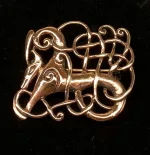 Vikingebroche i bronze - Ribe brochen - Kamp mellem - Vikingebroche i bronze - Ribe brochen "Kamp" Stor, museums, museumssmykker, broche, Ribe, Biti, smykke, det gode og det onde, godt og ondt, yin og yang, nål, vikingesmykker, vikingefund, udgravninger, kopi, vikingekopi, arkæologisk, nordiske, guder, smykker, gaveide, rollespil, specielt, interessant, fletværk,