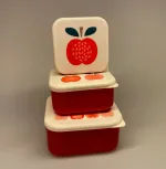 Madkasse sæt/3 bokse - Røde æbler, plastbokse, madkasse, madkasser, snacks, snackboks, mellemmåltid, frugtpose, frugtboks, børnehave, vuggestue, til børn, arbejde, madpakke, gnavegrønt, biti, æble, æbler, æblemotiv, røde, glade, flotte, smarte, specielle, gaveide, skolestart, førskole,