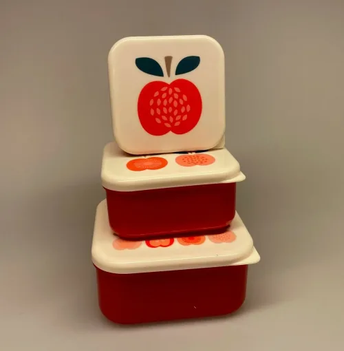 Madkasse sæt/3 bokse - Røde æbler, plastbokse, madkasse, madkasser, snacks, snackboks, mellemmåltid, frugtpose, frugtboks, børnehave, vuggestue, til børn, arbejde, madpakke, gnavegrønt, biti, æble, æbler, æblemotiv, røde, glade, flotte, smarte, specielle, gaveide, skolestart, førskole,