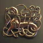 Vikingebroche i bronze - Ribe brochen - Kamp mellem - Vikingebroche i bronze - Ribe brochen "Kamp" Stor, museums, museumssmykker, broche, Ribe, Biti, smykke, det gode og det onde, godt og ondt, yin og yang, nål, vikingesmykker, vikingefund, udgravninger, kopi, vikingekopi, arkæologisk, nordiske, guder, smykker, gaveide, rollespil, specielt, interessant, fletværk,