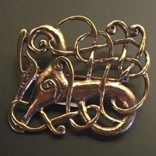 Vikingebroche i bronze - Ribe brochen - Kamp mellem - Vikingebroche i bronze - Ribe brochen "Kamp" Stor, museums, museumssmykker, broche, Ribe, Biti, smykke, det gode og det onde, godt og ondt, yin og yang, nål, vikingesmykker, vikingefund, udgravninger, kopi, vikingekopi, arkæologisk, nordiske, guder, smykker, gaveide, rollespil, specielt, interessant, fletværk,