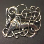 Vikingebroche i sølv - Ribe brochen "Kamp" Stor, broche, vikingesmykker, vikinger, useums, kopi, gamle, aser, mytologi, myter, ægte, kvalitet, oprindelig, gamle, dansk, gorm, thyra, odin, thor, freja, asgård, udgård, midgård, sølvbroche, ribe, biti