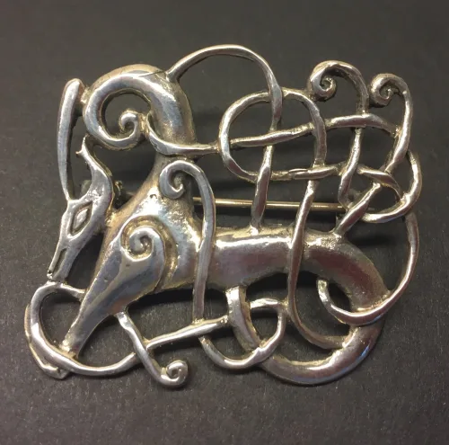 Vikingebroche i sølv - Ribe brochen "Kamp" Stor, broche, vikingesmykker, vikinger, useums, kopi, gamle, aser, mytologi, myter, ægte, kvalitet, oprindelig, gamle, dansk, gorm, thyra, odin, thor, freja, asgård, udgård, midgård, sølvbroche, ribe, biti