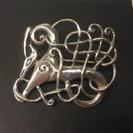 Vikingebroche i sølv - Ribe brochen "Kamp" Stor, broche, vikingesmykker, vikinger, useums, kopi, gamle, aser, mytologi, myter, ægte, kvalitet, oprindelig, gamle, dansk, gorm, thyra, odin, thor, freja, asgård, udgård, midgård, sølvbroche, ribe, biti