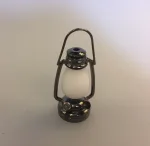 miniature Lygte sølv der kan lyse, batteri, mini, minilygte, staldlygte, dukkehuslampe, lanterne, lygte, miniature, nisselygte, nisselanterne, staldlygte, nissebo, nissedør, nisserne, til nissen, lys i mørket, til, dukkehuset, dukkehusting, nisseting, biti, ribe