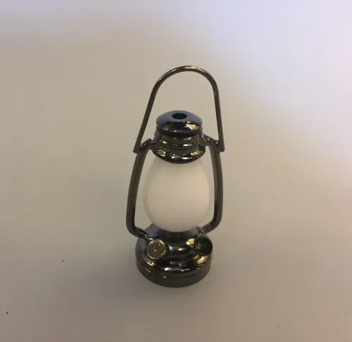 miniature Lygte sølv der kan lyse, batteri, mini, minilygte, staldlygte, dukkehuslampe, lanterne, lygte, miniature, nisselygte, nisselanterne, staldlygte, nissebo, nissedør, nisserne, til nissen, lys i mørket, til, dukkehuset, dukkehusting, nisseting, biti, ribe