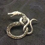 Vikingebroche i sølv - Slange med viklet hale "Midgårdsormen"
