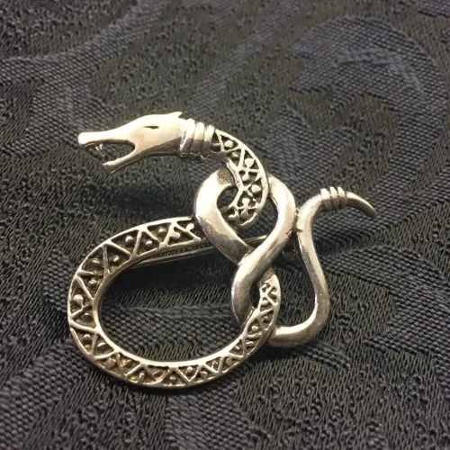 Vikingebroche i sølv - Slange med viklet hale "Midgårdsormen"