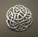 Vikinge broche i sølv - Keltisk flet "Evigheden", vikinger, vikingesmykker, sølvsmykke, sølvbroche, aser, sølv, ægte, sterling, museums, museumssmykker, kopi, danefæ, aser, nordisk, mytologi, gamle, guder, fund, kopi, originale, kopismykker, vikingekopi, biti, ribe,