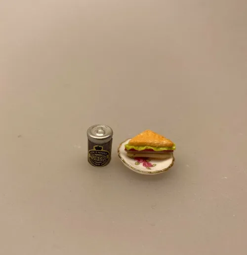 miniature Tuborg Øldåse, dåseøl, dåsebajer, bajer, øl, ølbajer, bajersk øl, øldåser, sangskjuler, konfirmation, model, mini, 1:12, miniature, sætterkasse, sættekasseting, miniøl, symbolsk, symbolik, dukkehus, dukkehusting, dukkehustilbehør, sætterkasseting, dukkemad, høker, købmandsvarer, købmandsbutik, biti, ribe