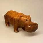 Håndskåret Flodhest af Træ - Brun XL, Størst, Flodhest - Håndskåret af træ - Siddende S Brun, Flodhest - Håndskåret af træ - Siddende, lille, flodhest, hippo, træflodhest, af træ, håndlavet, håndarbejde, håndsnittet, håndskøret, træskærearbejde, kunsthåndværk, trædyr, træfigur, dyr af træ, afrika, afrikanske dyr, savannen, flodheste, gaveide, sød, finurlig, specielt, nordisk, stilig, enkel, sød, flot, biti, ribe, ting med flodheste, flodhesteting, flodhesteføl, flodhesteunge