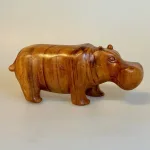 Håndskåret Flodhest af Træ - Brun XL, Størst, Flodhest - Håndskåret af træ - Siddende S Brun, Flodhest - Håndskåret af træ - Siddende, lille, flodhest, hippo, træflodhest, af træ, håndlavet, håndarbejde, håndsnittet, håndskøret, træskærearbejde, kunsthåndværk, trædyr, træfigur, dyr af træ, afrika, afrikanske dyr, savannen, flodheste, gaveide, sød, finurlig, specielt, nordisk, stilig, enkel, sød, flot, biti, ribe, ting med flodheste, flodhesteting, flodhesteføl, flodhesteunge