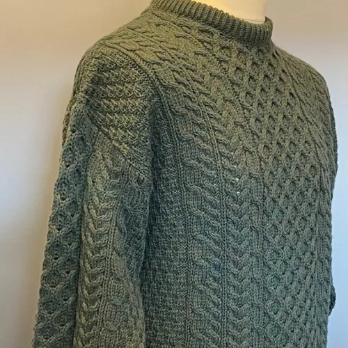 Aran Pullover - Irsk Merinould Kabelstrik - Mos Grøn, Aran Pullover - Irsk merinould kabelstrik - Grøn, mosgrøn, armygrøn, støvgrøn, jægergrøn, jæger, jagt, uldsweater, uldstrik, uldtrøje, uld, ulden, merinould, merino, blød, varm, kradser ikke, varm, lun, udendørs, vandreture, vandring, behagelig, pæn, herrestrik, herrepullover, pullover, herresweater, til mænd, til herrer, damestrik, loose fit, løs, oversize, putte sig, lange ærmer, unisex, aran, aranstrik, aransweater, aranmønster, kabelstrik, kabelmønster, amulet, mønster, strikket, grøn trøje, tyk, biti, irsk, irland, ribe, vadehavet, nationalpark,