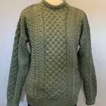 Aran Pullover - Irsk Merinould Kabelstrik - Mos Grøn, Aran Pullover - Irsk merinould kabelstrik - Grøn, mosgrøn, armygrøn, støvgrøn, jægergrøn, jæger, jagt, uldsweater, uldstrik, uldtrøje, uld, ulden, merinould, merino, blød, varm, kradser ikke, varm, lun, udendørs, vandreture, vandring, behagelig, pæn, herrestrik, herrepullover, pullover, herresweater, til mænd, til herrer, damestrik, loose fit, løs, oversize, putte sig, lange ærmer, unisex, aran, aranstrik, aransweater, aranmønster, kabelstrik, kabelmønster, amulet, mønster, strikket, grøn trøje, tyk, biti, irsk, irland, ribe, vadehavet, nationalpark,