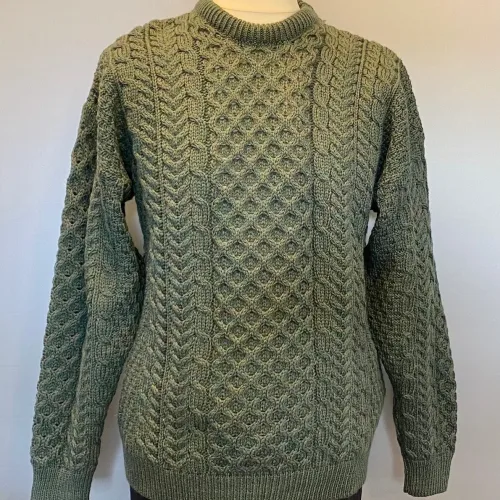 Aran Pullover - Irsk Merinould Kabelstrik - Mos Grøn, Aran Pullover - Irsk merinould kabelstrik - Grøn, mosgrøn, armygrøn, støvgrøn, jægergrøn, jæger, jagt, uldsweater, uldstrik, uldtrøje, uld, ulden, merinould, merino, blød, varm, kradser ikke, varm, lun, udendørs, vandreture, vandring, behagelig, pæn, herrestrik, herrepullover, pullover, herresweater, til mænd, til herrer, damestrik, loose fit, løs, oversize, putte sig, lange ærmer, unisex, aran, aranstrik, aransweater, aranmønster, kabelstrik, kabelmønster, amulet, mønster, strikket, grøn trøje, tyk, biti, irsk, irland, ribe, vadehavet, nationalpark,