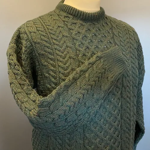 Aran Pullover - Irsk Merinould Kabelstrik - Mos Grøn, Aran Pullover - Irsk merinould kabelstrik - Grøn, mosgrøn, armygrøn, støvgrøn, jægergrøn, jæger, jagt, uldsweater, uldstrik, uldtrøje, uld, ulden, merinould, merino, blød, varm, kradser ikke, varm, lun, udendørs, vandreture, vandring, behagelig, pæn, herrestrik, herrepullover, pullover, herresweater, til mænd, til herrer, damestrik, loose fit, løs, oversize, putte sig, lange ærmer, unisex, aran, aranstrik, aransweater, aranmønster, kabelstrik, kabelmønster, amulet, mønster, strikket, grøn trøje, tyk, biti, irsk, irland, ribe, vadehavet, nationalpark,