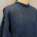 Aran Pullover - Irsk merinould kabelstrik - petrol, petroleumsfarvet, petrolblå, lillagrøn, Aran Pullover - Irsk merinould kabelstrik - Grøn, mosgrøn, armygrøn, støvgrøn, jægergrøn, jæger, jagt, uldsweater, uldstrik, uldtrøje, uld, ulden, merinould, merino, blød, varm, kradser ikke, varm, lun, udendørs, vandreture, vandring, behagelig, pæn, herrestrik, herrepullover, pullover, herresweater, til mænd, til herrer, damestrik, loose fit, løs, oversize, putte sig, lange ærmer, unisex, aran, aranstrik, aransweater, aranmønster, kabelstrik, kabelmønster, amulet, mønster, strikket, grøn trøje, tyk, biti, irsk, irland, ribe, vadehavet, nationalpark, hyggelig, hyggetrøje