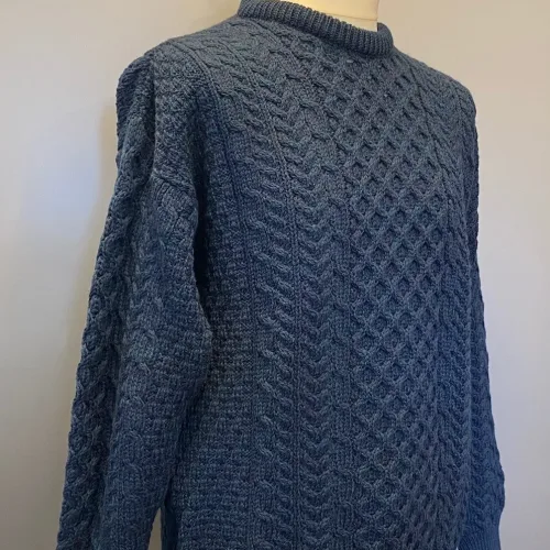 Aran Pullover - Irsk merinould kabelstrik - petrol, petroleumsfarvet, petrolblå, lillagrøn, Aran Pullover - Irsk merinould kabelstrik - Grøn, mosgrøn, armygrøn, støvgrøn, jægergrøn, jæger, jagt, uldsweater, uldstrik, uldtrøje, uld, ulden, merinould, merino, blød, varm, kradser ikke, varm, lun, udendørs, vandreture, vandring, behagelig, pæn, herrestrik, herrepullover, pullover, herresweater, til mænd, til herrer, damestrik, loose fit, løs, oversize, putte sig, lange ærmer, unisex, aran, aranstrik, aransweater, aranmønster, kabelstrik, kabelmønster, amulet, mønster, strikket, grøn trøje, tyk, biti, irsk, irland, ribe, vadehavet, nationalpark, hyggelig, hyggetrøje