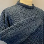 Aran Pullover - Irsk merinould kabelstrik - petrol, petroleumsfarvet, petrolblå, lillagrøn, Aran Pullover - Irsk merinould kabelstrik - Grøn, mosgrøn, armygrøn, støvgrøn, jægergrøn, jæger, jagt, uldsweater, uldstrik, uldtrøje, uld, ulden, merinould, merino, blød, varm, kradser ikke, varm, lun, udendørs, vandreture, vandring, behagelig, pæn, herrestrik, herrepullover, pullover, herresweater, til mænd, til herrer, damestrik, loose fit, løs, oversize, putte sig, lange ærmer, unisex, aran, aranstrik, aransweater, aranmønster, kabelstrik, kabelmønster, amulet, mønster, strikket, grøn trøje, tyk, biti, irsk, irland, ribe, vadehavet, nationalpark, hyggelig, hyggetrøje