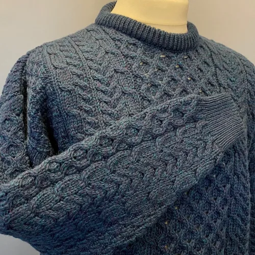 Aran Pullover - Irsk merinould kabelstrik - petrol, petroleumsfarvet, petrolblå, lillagrøn, Aran Pullover - Irsk merinould kabelstrik - Grøn, mosgrøn, armygrøn, støvgrøn, jægergrøn, jæger, jagt, uldsweater, uldstrik, uldtrøje, uld, ulden, merinould, merino, blød, varm, kradser ikke, varm, lun, udendørs, vandreture, vandring, behagelig, pæn, herrestrik, herrepullover, pullover, herresweater, til mænd, til herrer, damestrik, loose fit, løs, oversize, putte sig, lange ærmer, unisex, aran, aranstrik, aransweater, aranmønster, kabelstrik, kabelmønster, amulet, mønster, strikket, grøn trøje, tyk, biti, irsk, irland, ribe, vadehavet, nationalpark, hyggelig, hyggetrøje