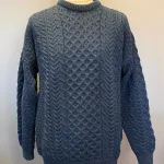 Aran Pullover - Irsk merinould kabelstrik - petrol, petroleumsfarvet, petrolblå, lillagrøn, Aran Pullover - Irsk merinould kabelstrik - Grøn, mosgrøn, armygrøn, støvgrøn, jægergrøn, jæger, jagt, uldsweater, uldstrik, uldtrøje, uld, ulden, merinould, merino, blød, varm, kradser ikke, varm, lun, udendørs, vandreture, vandring, behagelig, pæn, herrestrik, herrepullover, pullover, herresweater, til mænd, til herrer, damestrik, loose fit, løs, oversize, putte sig, lange ærmer, unisex, aran, aranstrik, aransweater, aranmønster, kabelstrik, kabelmønster, amulet, mønster, strikket, grøn trøje, tyk, biti, irsk, irland, ribe, vadehavet, nationalpark, hyggelig, hyggetrøje