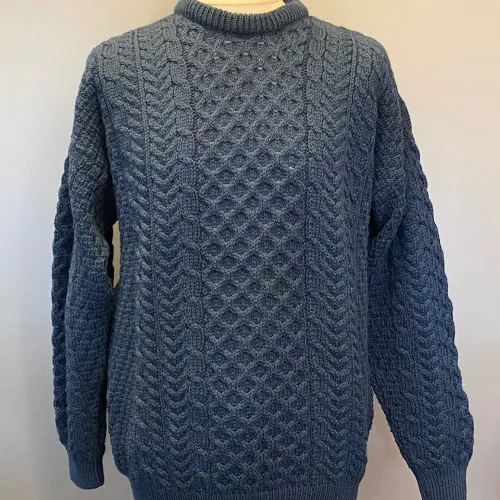 Aran Pullover - Irsk merinould kabelstrik - petrol, petroleumsfarvet, petrolblå, lillagrøn, Aran Pullover - Irsk merinould kabelstrik - Grøn, mosgrøn, armygrøn, støvgrøn, jægergrøn, jæger, jagt, uldsweater, uldstrik, uldtrøje, uld, ulden, merinould, merino, blød, varm, kradser ikke, varm, lun, udendørs, vandreture, vandring, behagelig, pæn, herrestrik, herrepullover, pullover, herresweater, til mænd, til herrer, damestrik, loose fit, løs, oversize, putte sig, lange ærmer, unisex, aran, aranstrik, aransweater, aranmønster, kabelstrik, kabelmønster, amulet, mønster, strikket, grøn trøje, tyk, biti, irsk, irland, ribe, vadehavet, nationalpark, hyggelig, hyggetrøje