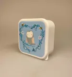 Madkasse - lille Firkantet - Lyseblå med Ugle, sass & Belle, ugle, uglemadkasse, snackboks, middagspause, gnavegrønt, mellemmåltid, arbejde, middagspause, job, skole, skolestart, børnehave, vuggestue, sød, fin, drenge, piger, børn, biti, ribe