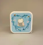 Madkasse - lille Firkantet - Lyseblå med Ugle, sass & Belle, ugle, uglemadkasse, snackboks, middagspause, gnavegrønt, mellemmåltid, arbejde, middagspause, job, skole, skolestart, børnehave, vuggestue, sød, fin, drenge, piger, børn, biti, ribe