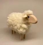 Får - træ og uld - Stort Hvidt, Får - træ og uld - Stort Hvidt, Får - træ og uld - Hvidt stort, Får - træ og uld - Hvidt stort, Får - træ og uld - mellem Hvidt se op, får, lam, danmark, Tøndermarsken, marsken, marsklam, marskfår, græssende, naturpleje, naturen, vadehavet, vadehavslam, nationalpark, slusen, kammerslusen, påske, påskepynt, deko, nips, figur, træfigur, træfigurer, pelsfår, påskelam, forår, konfirmation, gave, gaveide, guds lam, dansk, nordisk, design, stil, biti