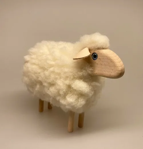 Får - træ og uld - Stort Hvidt, Får - træ og uld - Stort Hvidt, Får - træ og uld - Hvidt stort, Får - træ og uld - Hvidt stort, Får - træ og uld - mellem Hvidt se op, får, lam, danmark, Tøndermarsken, marsken, marsklam, marskfår, græssende, naturpleje, naturen, vadehavet, vadehavslam, nationalpark, slusen, kammerslusen, påske, påskepynt, deko, nips, figur, træfigur, træfigurer, pelsfår, påskelam, forår, konfirmation, gave, gaveide, guds lam, dansk, nordisk, design, stil, biti