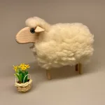 Får - træ og uld - Stort Hvidt, Får - træ og uld - Stort Hvidt, Får - træ og uld - Hvidt stort, Får - træ og uld - Hvidt stort, Får - træ og uld - mellem Hvidt se op, får, lam, danmark, Tøndermarsken, marsken, marsklam, marskfår, græssende, naturpleje, naturen, vadehavet, vadehavslam, nationalpark, slusen, kammerslusen, påske, påskepynt, deko, nips, figur, træfigur, træfigurer, pelsfår, påskelam, forår, konfirmation, gave, gaveide, guds lam, dansk, nordisk, design, stil, biti