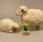 Får - træ og uld - Hvidt stort, Får - træ og uld - mellem Hvidt liggende, Får - træ og uld - mellem Hvidt liggende, Får - træ og uld - Sort stort, sorte får, familiens, guds lam, konfirmation, herrens flok, marsklam, marsken, ribe, vadehavet, nationalpark, får, græssende, naturpleje, lam, påskelam, påskepynt, vadehavsfår, vadehavslam, souvenir, smagfuld, made in denmark, dansk, design, nordisk, natur, materialer, lækkert, læder, uld, lyst, træ, gave, gaveide, uldent, uldfår, biti