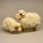 Får - træ og uld - Hvidt stort, Får - træ og uld - mellem Hvidt se ned, får, lam, uld, pelsfår, påskelam, forår, marsklam, marsken, tøndermarsken, marskfår, græssende, naturpleje, dansk, design, ribe kammersluse, sort sol, souvenir, smagfuld, souvenir, made in denmark, dansk design, stil, nordisk, påskelam, påskepynt, cool, træfigur, træfigurer, dyr, biti, nationalpark, vadehavet, vadehavslam