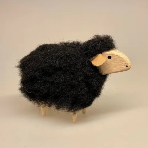 Får - træ og uld - mellem Sort se op, Får - træ og uld - mellem Sort se op Får - træ og uld - mellem Hvidt se op, marsken, vadehavet, nationalpark, marsklam, marskfår, græssende, naturpleje, natur, påske, påskelam, påskepynt, guds lam, herrens flok, familiens, sorte får, konfirmationsgave, konfirmation, symbolsk, vadehavslam, får, lam, forår, biti