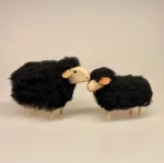 Får - træ og uld - mellem Sort se op, Får - træ og uld - mellem Sort se op Får - træ og uld - mellem Hvidt se op, marsken, vadehavet, nationalpark, marsklam, marskfår, græssende, naturpleje, natur, påske, påskelam, påskepynt, guds lam, herrens flok, familiens, sorte får, konfirmationsgave, konfirmation, symbolsk, vadehavslam, får, lam, forår, biti