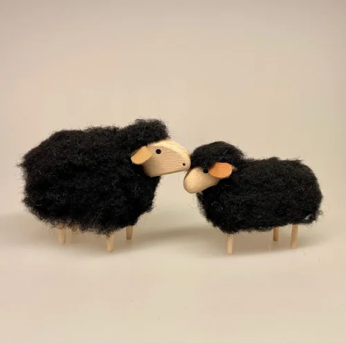 Får - træ og uld - mellem Sort se op, Får - træ og uld - mellem Sort se op Får - træ og uld - mellem Hvidt se op, marsken, vadehavet, nationalpark, marsklam, marskfår, græssende, naturpleje, natur, påske, påskelam, påskepynt, guds lam, herrens flok, familiens, sorte får, konfirmationsgave, konfirmation, symbolsk, vadehavslam, får, lam, forår, biti